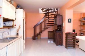 A kitchen or kitchenette at Camera privata con cucina