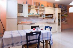 A kitchen or kitchenette at Camera privata con cucina
