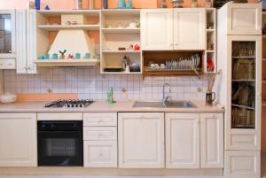 A kitchen or kitchenette at Camera privata con cucina
