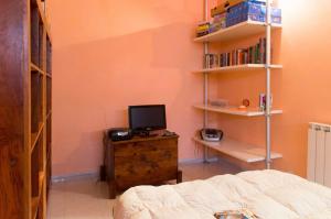 A television and/or entertainment centre at Camera privata con cucina