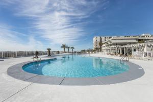Bazén v ubytování Condo on Beach with Balcony in Gulf Shores! nebo v jeho okolí
