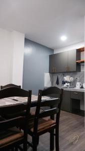Kuchyň nebo kuchyňský kout v ubytování CJ Apartments
