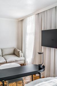 TV a/nebo společenská místnost v ubytování BLUME Baden Hotel & Restaurant