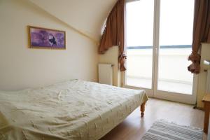 Posteľ alebo postele v izbe v ubytovaní Balatonalmádi, Mátyás király Nyaraló