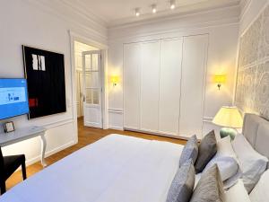 Łóżko lub łóżka w pokoju w obiekcie MONDRIAN Luxury Suites & Apartments Old Town