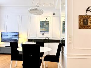 jadalnia ze stołem i krzesłami w obiekcie MONDRIAN Luxury Suites & Apartments Old Town w Warszawie