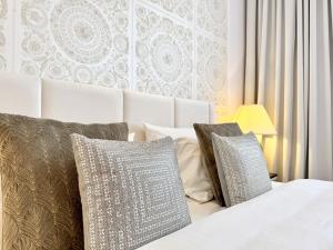 Łóżko lub łóżka w pokoju w obiekcie MONDRIAN Luxury Suites & Apartments Old Town