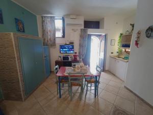 a kitchen and dining room with a table and chairs at Cuore e Mare Ortigia in Syracuse