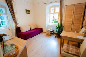 a living room with a red couch and a window at Carlone House in Eger