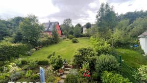 リューデンシャイトにあるGroße Wohnung mit 7 Betten, große Küche, Balkonの赤い家のある庭園の航空写真