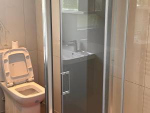 Un baño de Quiet room in Hornchurch near Romford station on Elizabeth line to and from Heathrow airport 3 fotos más