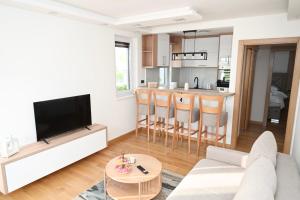 a living room with a couch and a tv and a table at Apartman Vera 8 VRNJAČKA BANJA in Vrnjačka Banja