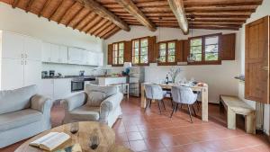 Una sala de estar con una mesa y una cocina. en Lavanda, en Gaiole in Chianti