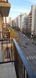 een balkon met uitzicht op een stadsstraat bij Ruby in Mar del Plata +10 foto's