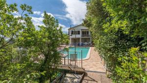una imagen de una casa con piscina en Gardenia, en Sassetta