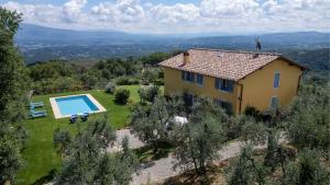 una vista aérea de una casa con piscina en Le Ginestre, en Montevarchi