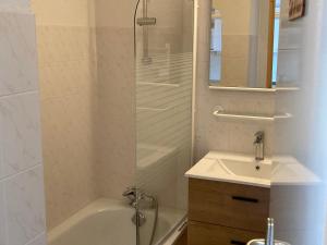 a bathroom with a tub and a sink and a shower at Duplex cosy à Termignon-Val Cenis, 7 pers, au pied des pistes, balcon, garage, Wi-Fi gratuit - FR-1-508-295 in Termignon