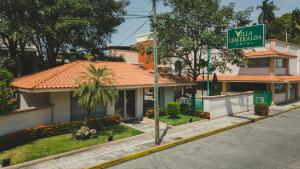 a building with a sign that reads well underground hotel at Villa Esmeralda in San Juan Bautista Tuxtepec