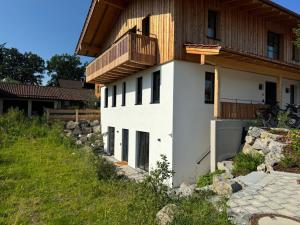 a house with a balcony on the side of it at Ferienwohnung Gschwendt in Miesbach