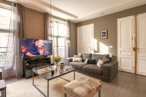1min Walk From Champs Elysees - Avenue Montaigne - AC - Self-Checkin - Working Desk