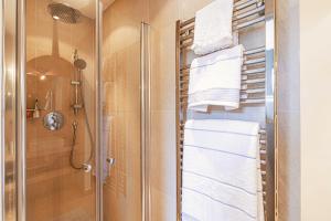 1min Walk From Champs Elysees - Avenue Montaigne - AC - Self-Checkin - Working Desk
