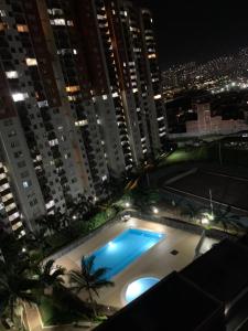 ベヨにあるLuxurious Stayの夜の街の大きなプール