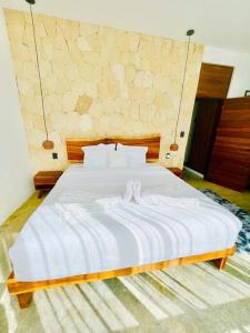 Postel nebo postele na pokoji v ubytování Lush Tulum Jungle Penthouse with Ensuite Rooftop Pool & HighSpeed Wifi