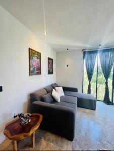 Posezení v ubytování Lush Tulum Jungle Penthouse with Ensuite Rooftop Pool & HighSpeed Wifi