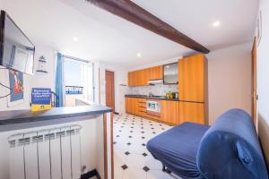 Η κουζίνα ή μικρή κουζίνα στο CasaViva Family Beachfront House in Camogli