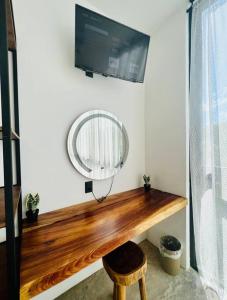 TV a/nebo společenská místnost v ubytování Lush Tulum Jungle Penthouse with Ensuite Rooftop Pool & HighSpeed Wifi