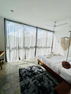 Postel nebo postele na pokoji v ubytování Lush Tulum Jungle Penthouse with Ensuite Rooftop Pool & HighSpeed Wifi