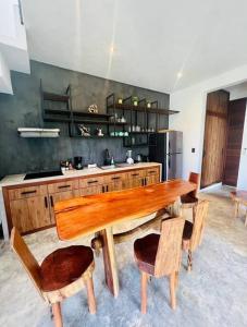 Kuchyň nebo kuchyňský kout v ubytování Lush Tulum Jungle Penthouse with Ensuite Rooftop Pool & HighSpeed Wifi