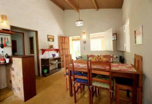 a kitchen with a table and a dining room at Espaço Terra Dourada, Ibicoara, Chap Diamantina in Ibicoara