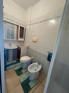 un bagno con un water e un lavandino di Da Zia Rosa a Vasto Altre 8 foto