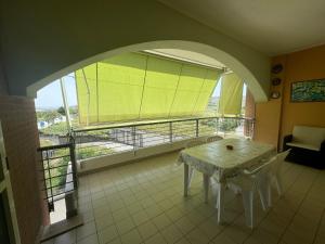 un balcone con tavolo e sedie e una finestra di Da Zia Rosa a Vasto