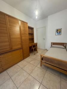 una camera con letto e armadi in legno di Da Zia Rosa a Vasto