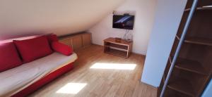 Televízia a/alebo spoločenská miestnosť v ubytovaní Apartments Seven Castles