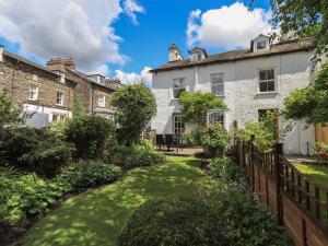 Blick auf den Garten eines Hauses in der Unterkunft Brook Cottage in Windermere