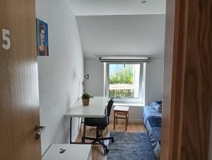 a small room with a table and a couch at Casa das Camélias Garden Guesthouse in Aveiro
