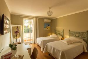 een slaapkamer met twee bedden en een raam bij Lagos Suite in Lagos