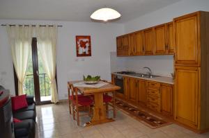 A kitchen or kitchenette at Desulo - B&B Perla Del Gennargentu