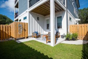 Afbeelding uit fotogalerij van New Luxury Duplex, Short walk to Beach-Blue Pearl in Carolina Beach