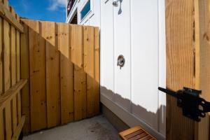 Afbeelding uit fotogalerij van New Luxury Duplex, Short walk to Beach-Blue Pearl in Carolina Beach