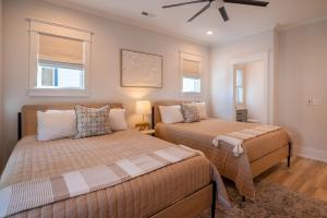 Afbeelding uit fotogalerij van New Luxury Duplex, Short walk to Beach-Blue Pearl in Carolina Beach