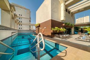 Bazén v ubytování Flat REFORMADO em hotel no Jardins nebo v jeho okolí