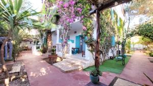 a courtyard with a bunch of trees and flowers at Vent Des Dunes in Essaouira