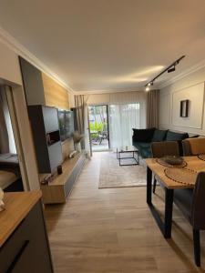 una sala de estar con un sofá y una mesa en Apartamenty na wydmach RB, en Międzywodzie