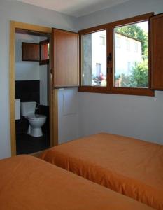 A bed or beds in a room at Casa Do Ferreiro - La Fragua