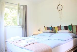 Ένα ή περισσότερα κρεβάτια σε δωμάτιο στο Apartment Pirol: Dorf Hideaway Gornja Breza