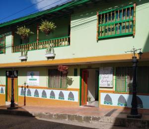 un edificio con finestre e balconi su strada di Hotel Casa Verde Guatapé a Guatapé